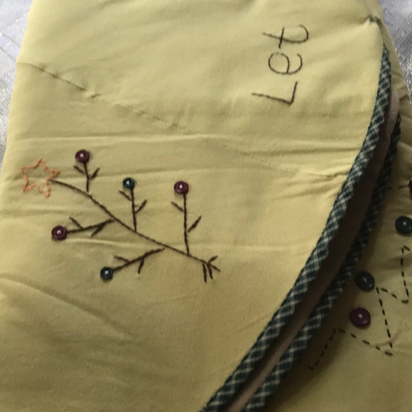 42” Hand Embroidered Tree Skirt - Picture 3 of 3